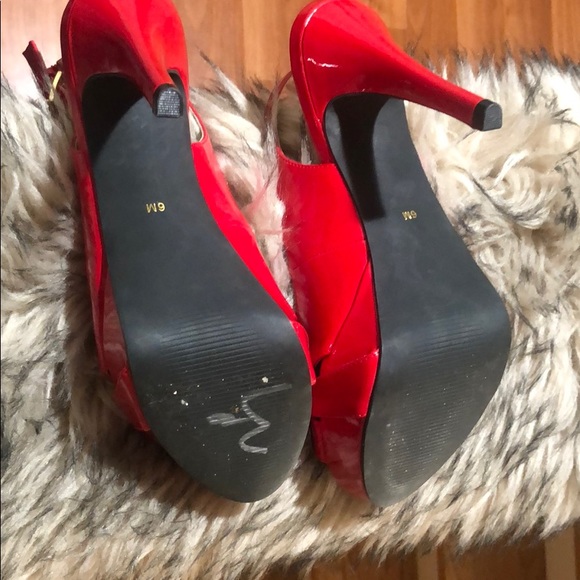 Red guess heels - Picture 2 of 3